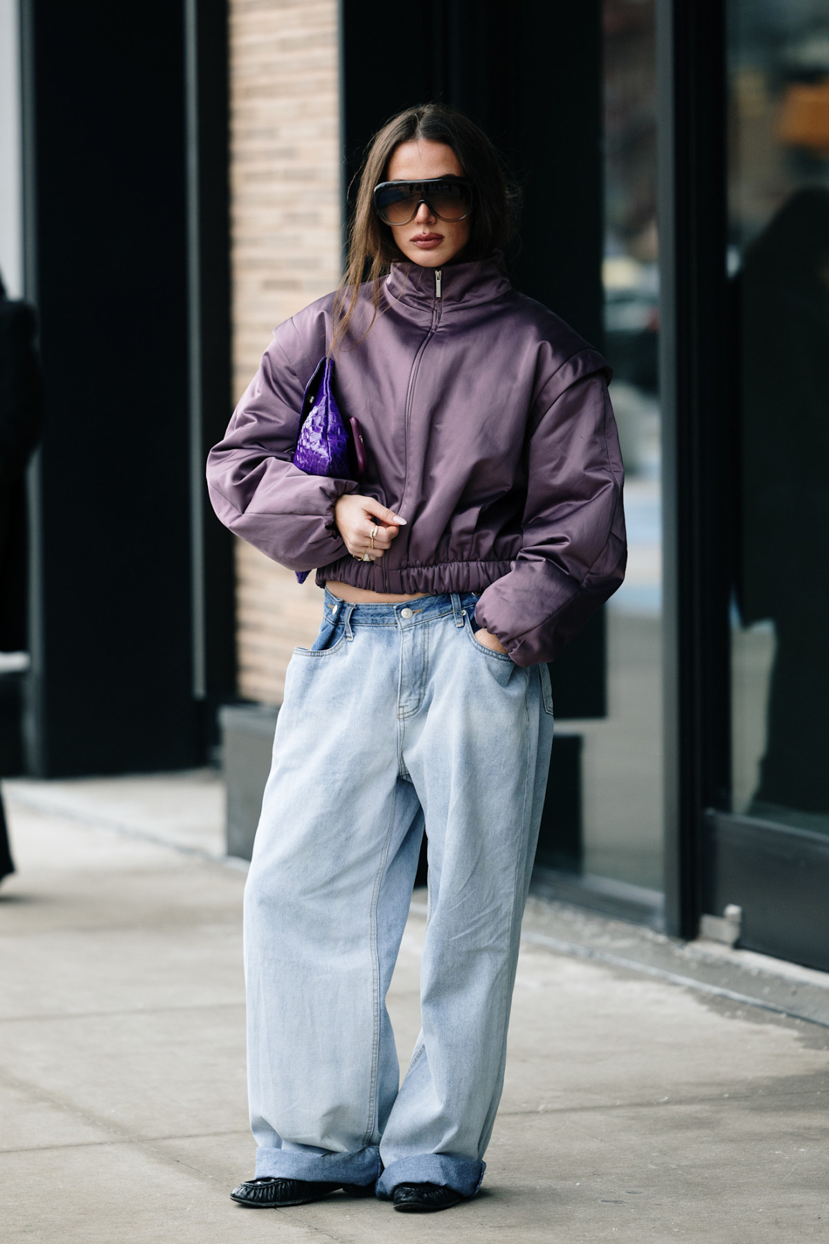 Цей атласний бомбер від Zara помітили на нью-йоркському фешн-віку.
4