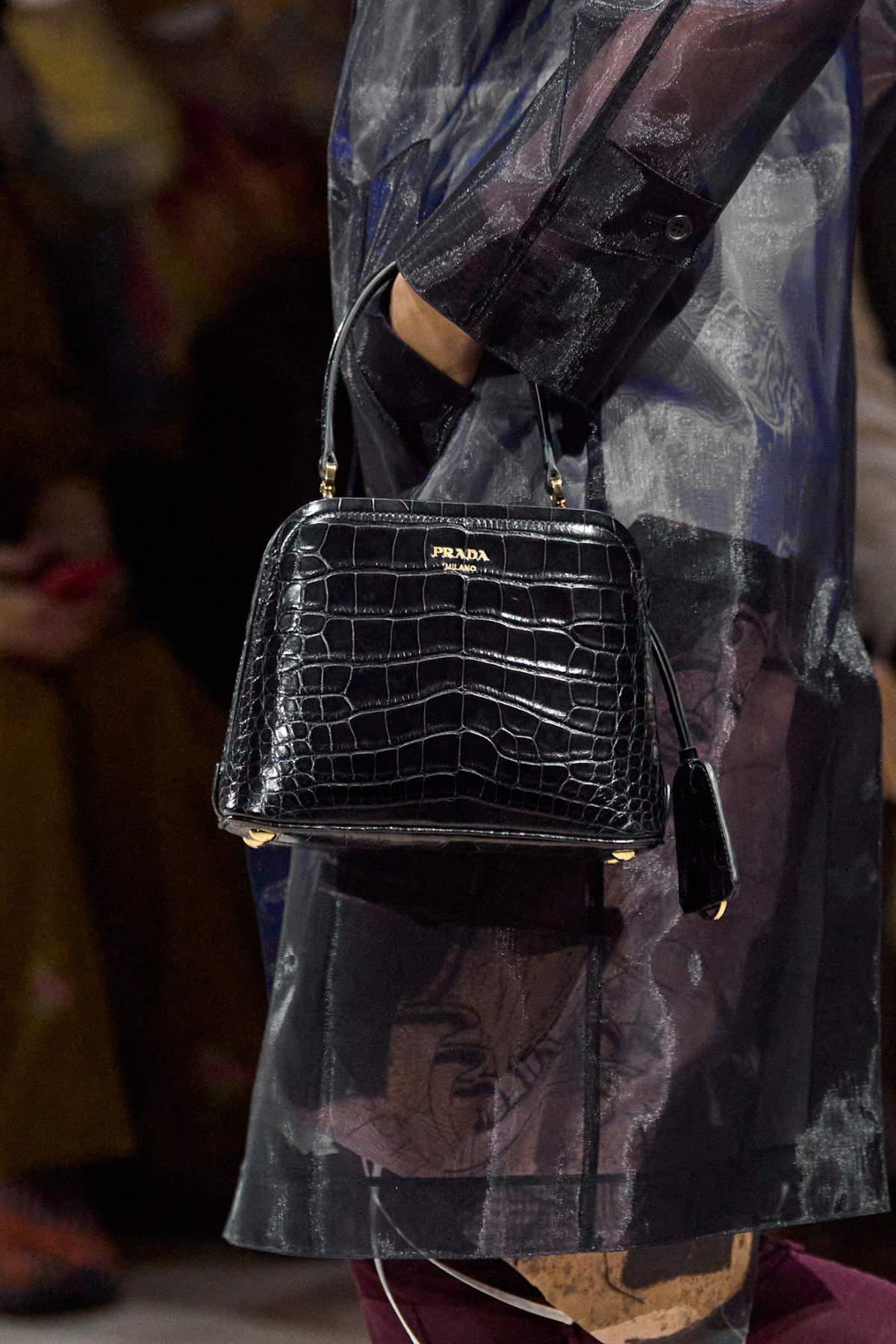 Пухнасті чоботи, розшиті шкарпетки та сумки з крокодилячої шкіри: які аксесуари Prada будуть в тренді цього сезону серед модниць