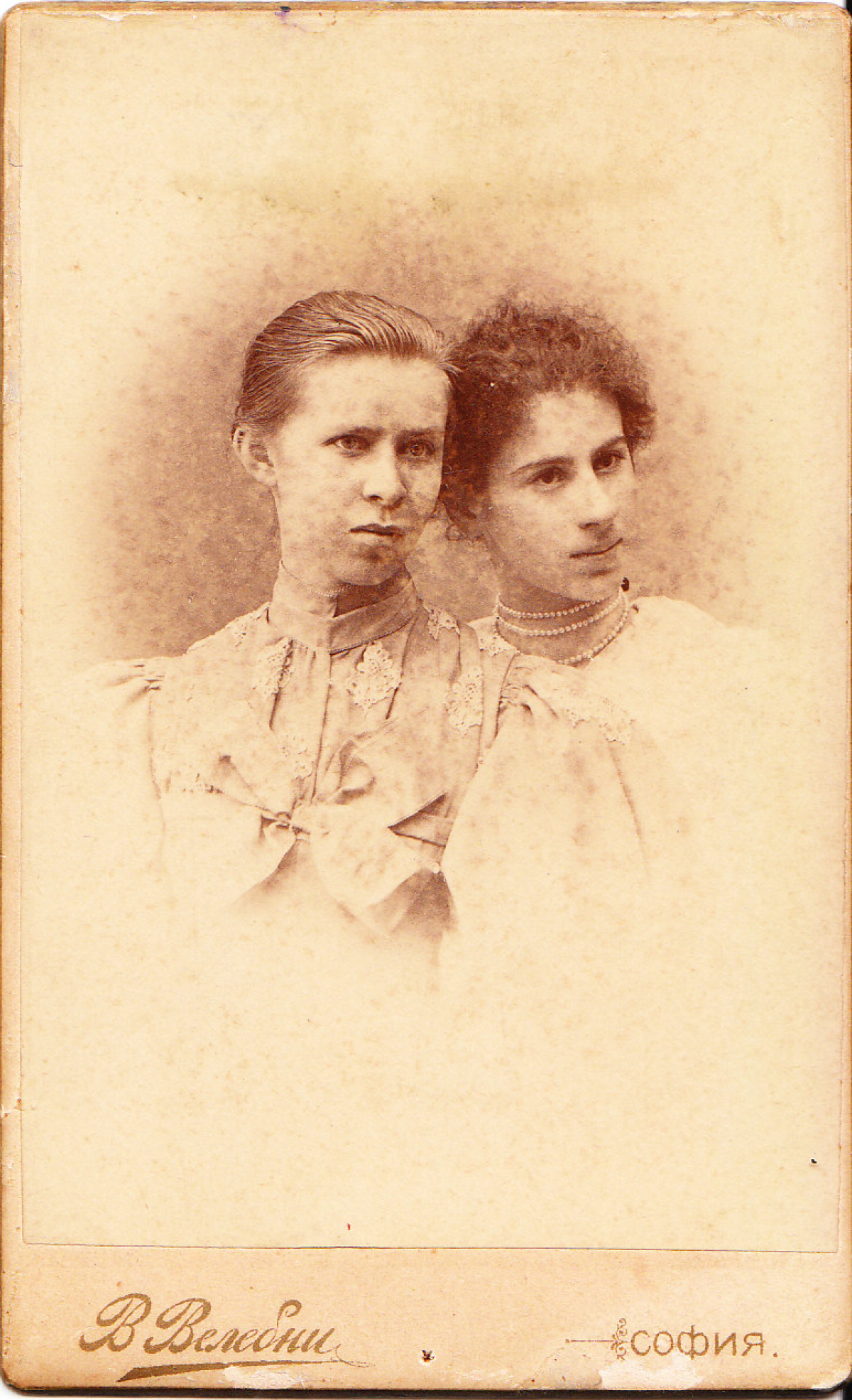 Леся Українка: майстриня голки та шанувальниця прекрасних матерій, мода як частина її життя.
2