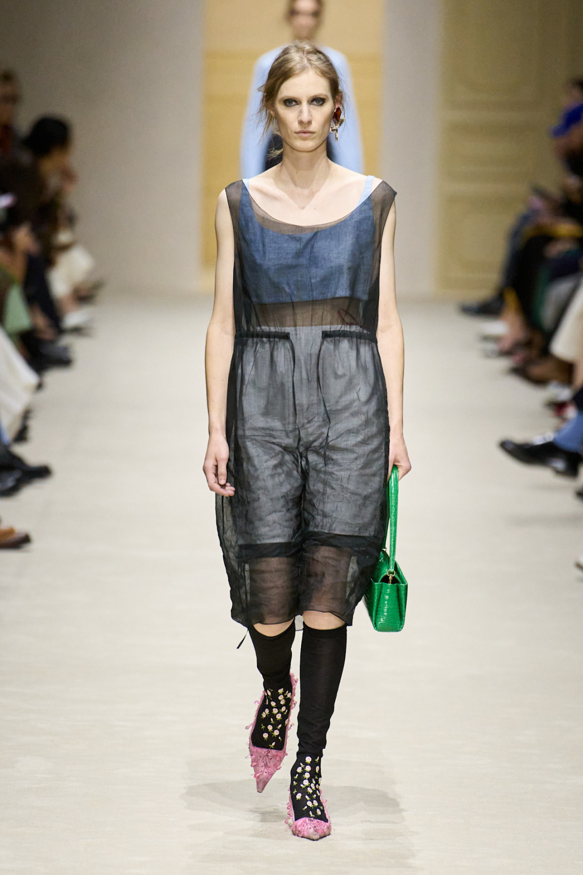 Prada змінила канони дефіле: 15 моделей, 15 луків, 60 варіацій.
7