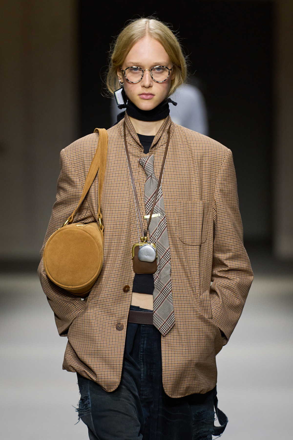 Перехід на шию: шарфи замість оздоблення сумок
6