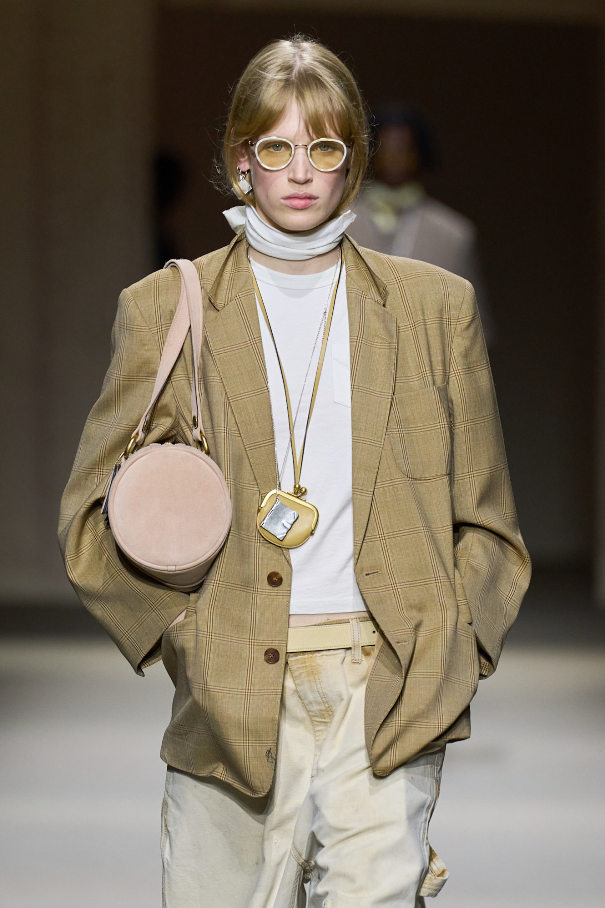 Перехід на шию: шарфи замість оздоблення сумок
3