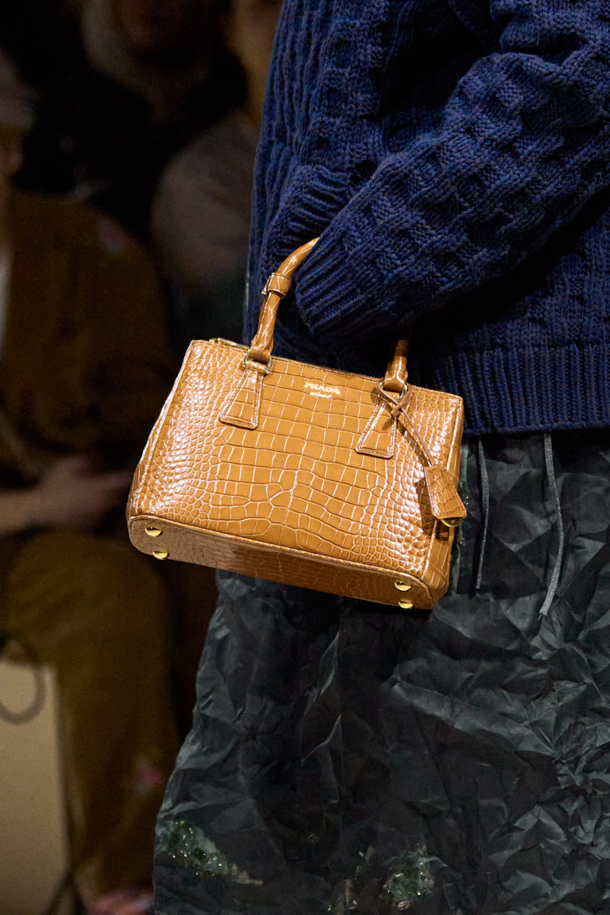 Пухнасті чоботи, розшиті шкарпетки та сумки з крокодилячої шкіри: які аксесуари Prada будуть в тренді цього сезону серед модниць
1