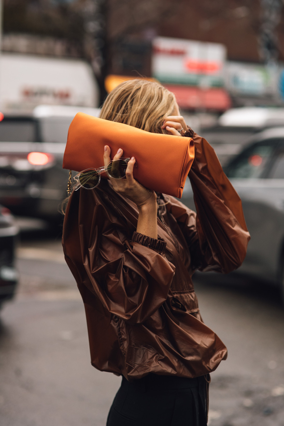 Актуальні сумки на Тижні моди в Нью-Йорку: вибір стильних жінок
22