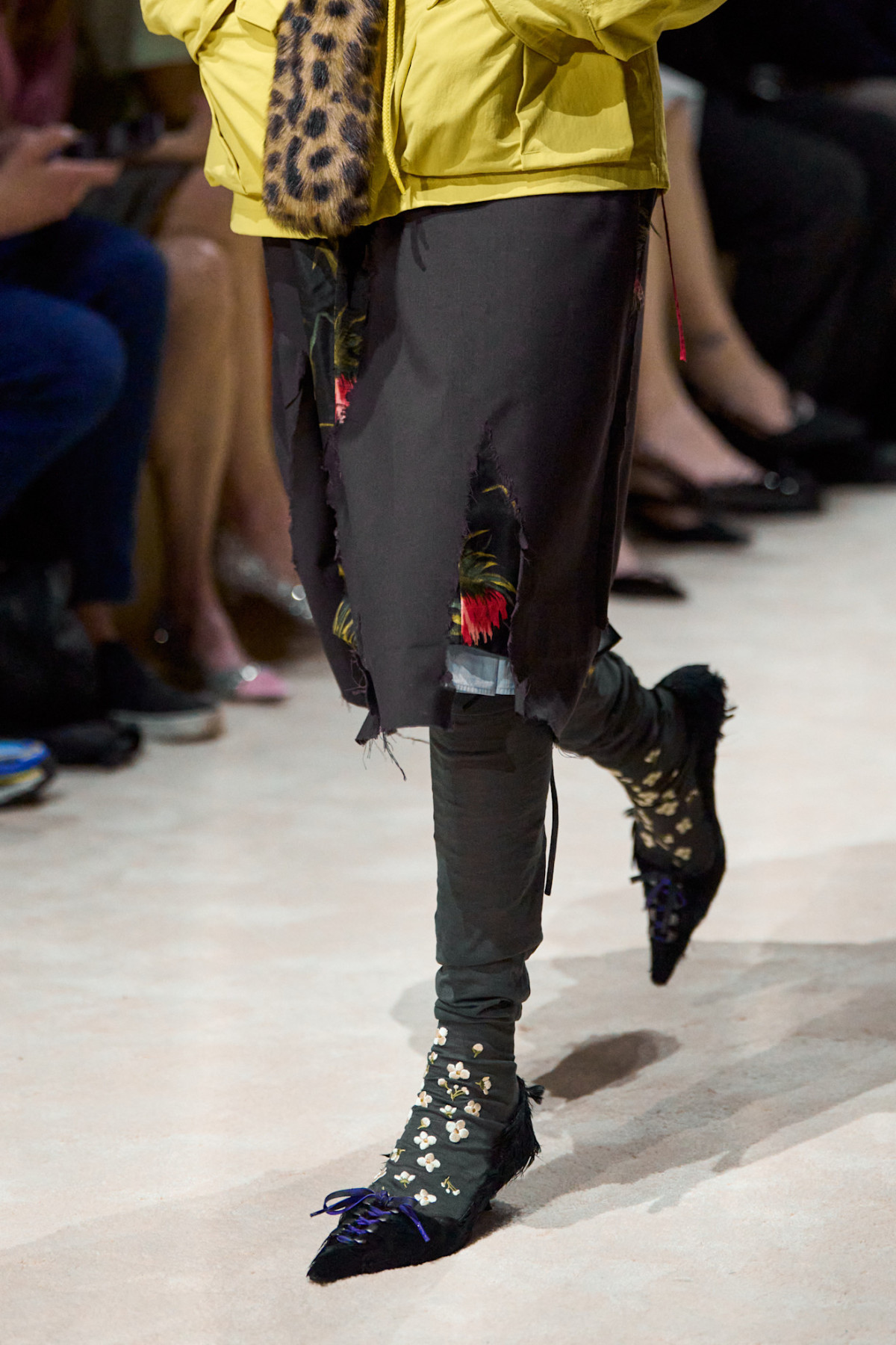 Пухнасті чоботи, розшиті шкарпетки та сумки з крокодилячої шкіри: які аксесуари Prada будуть в тренді цього сезону серед модниць
11