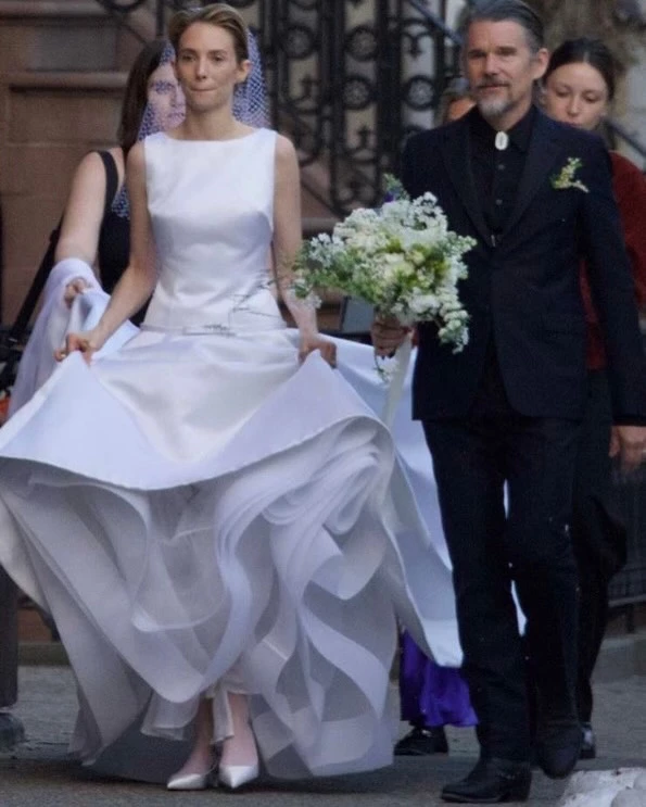 Мая Гоук, дитина Уми Турман і Ітана Гоука, одружилася.
4