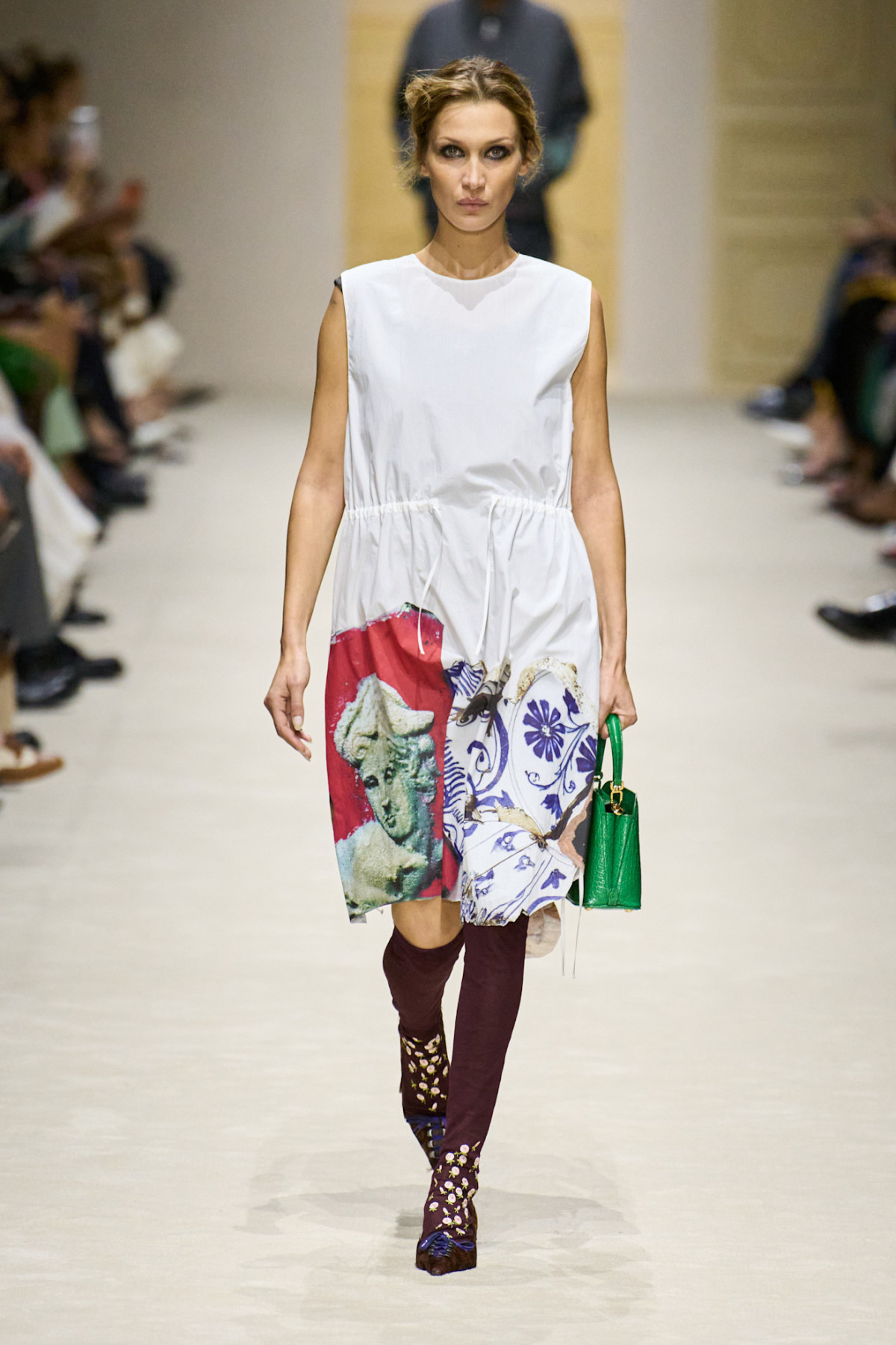 Prada змінила канони дефіле: 15 моделей, 15 луків, 60 варіацій.
4