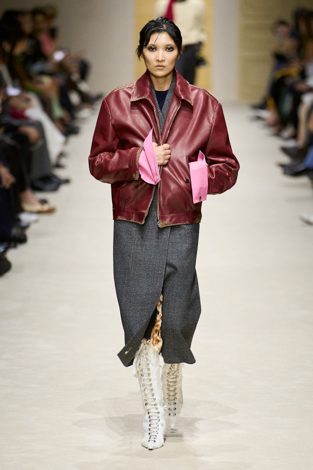 Prada змінила канони дефіле: 15 моделей, 15 луків, 60 варіацій.
14