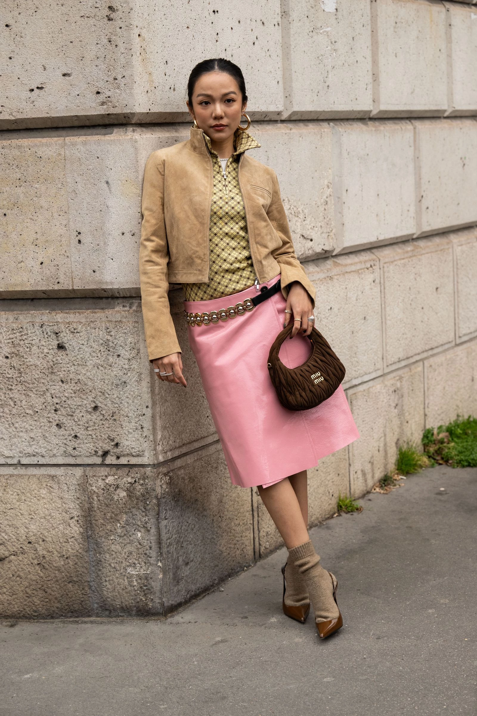 Яскрава шкіряна спідниця знову в тренді: 5 найстильніших варіантів
1