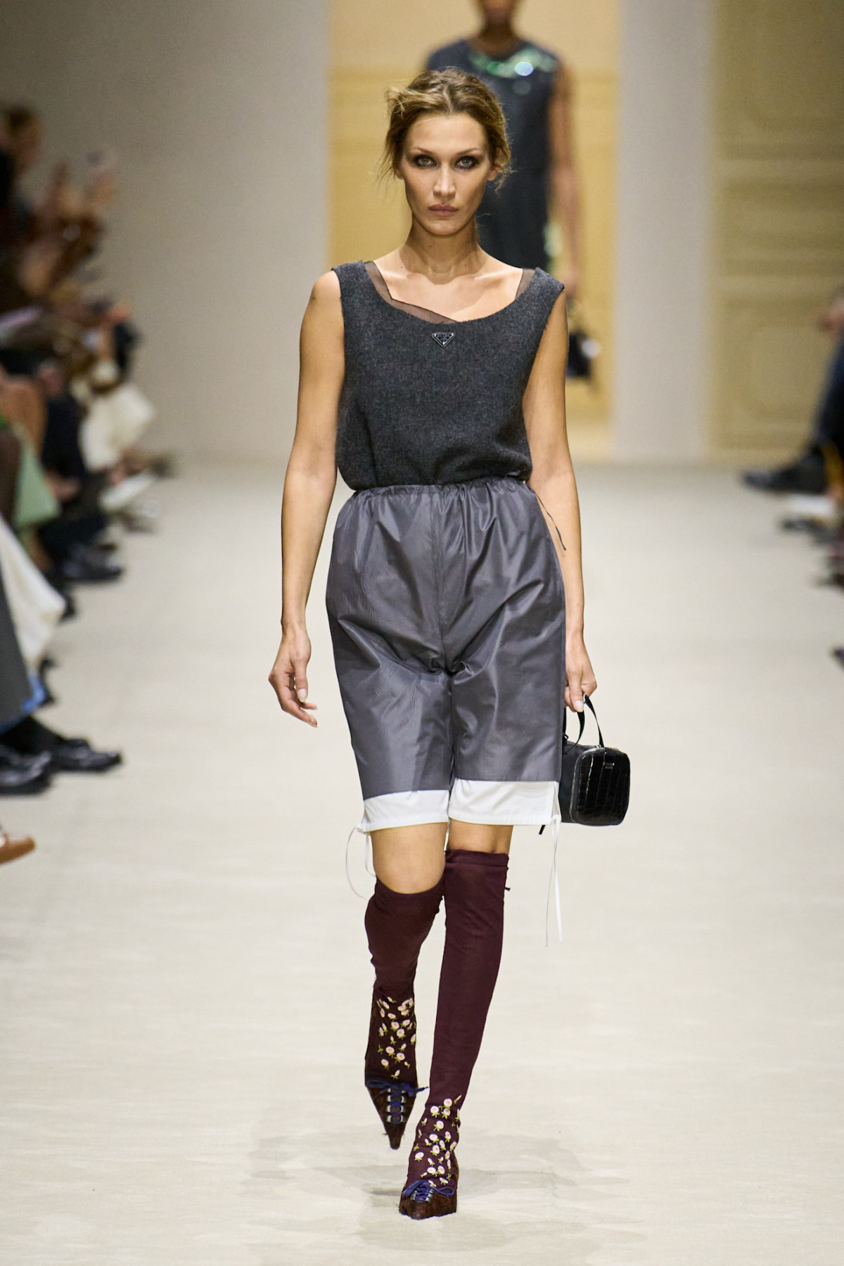 Prada змінила канони дефіле: 15 моделей, 15 луків, 60 варіацій.
5