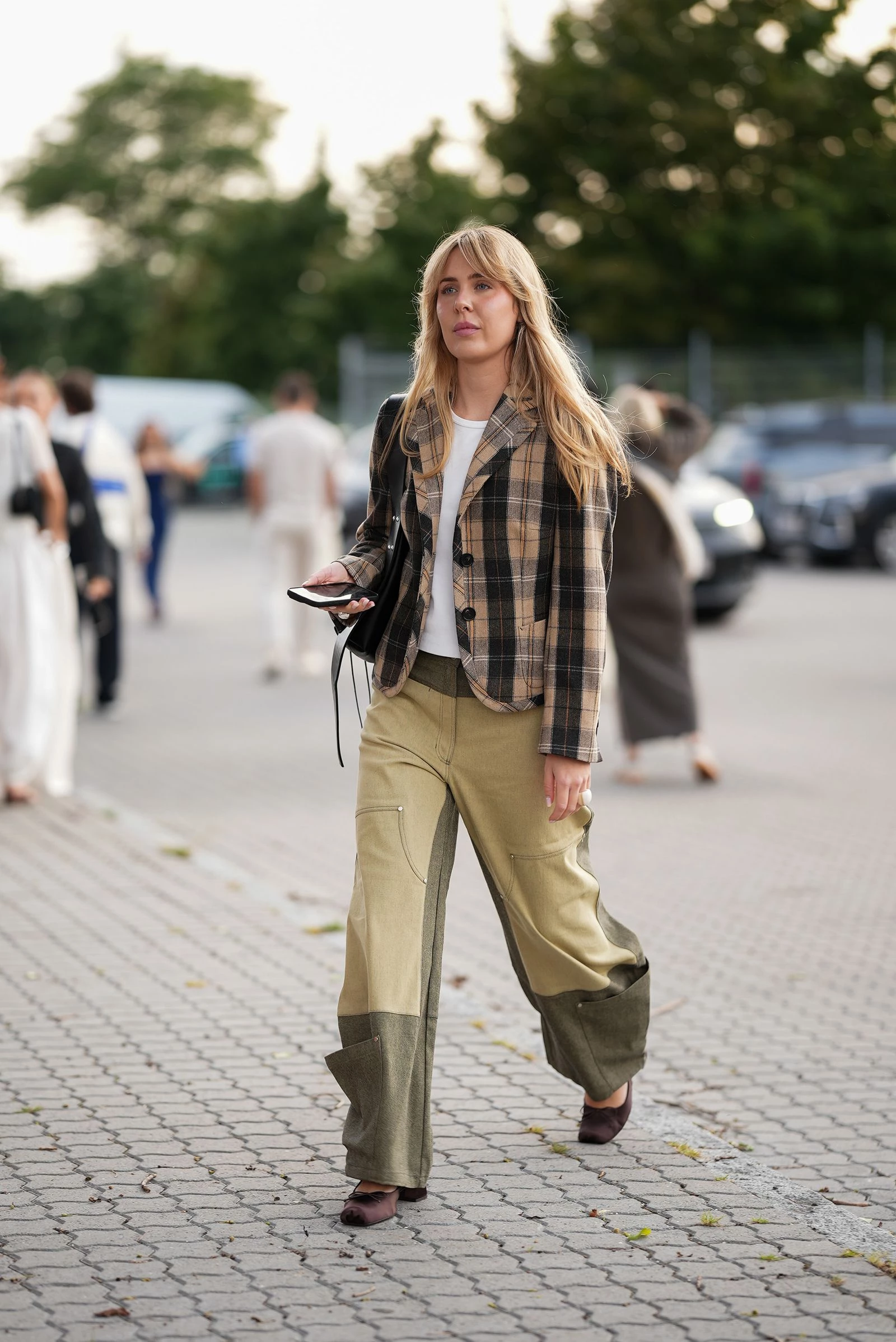 Карго знову в тренді: стильно носимо штани з нульових аж до 2026-го
3