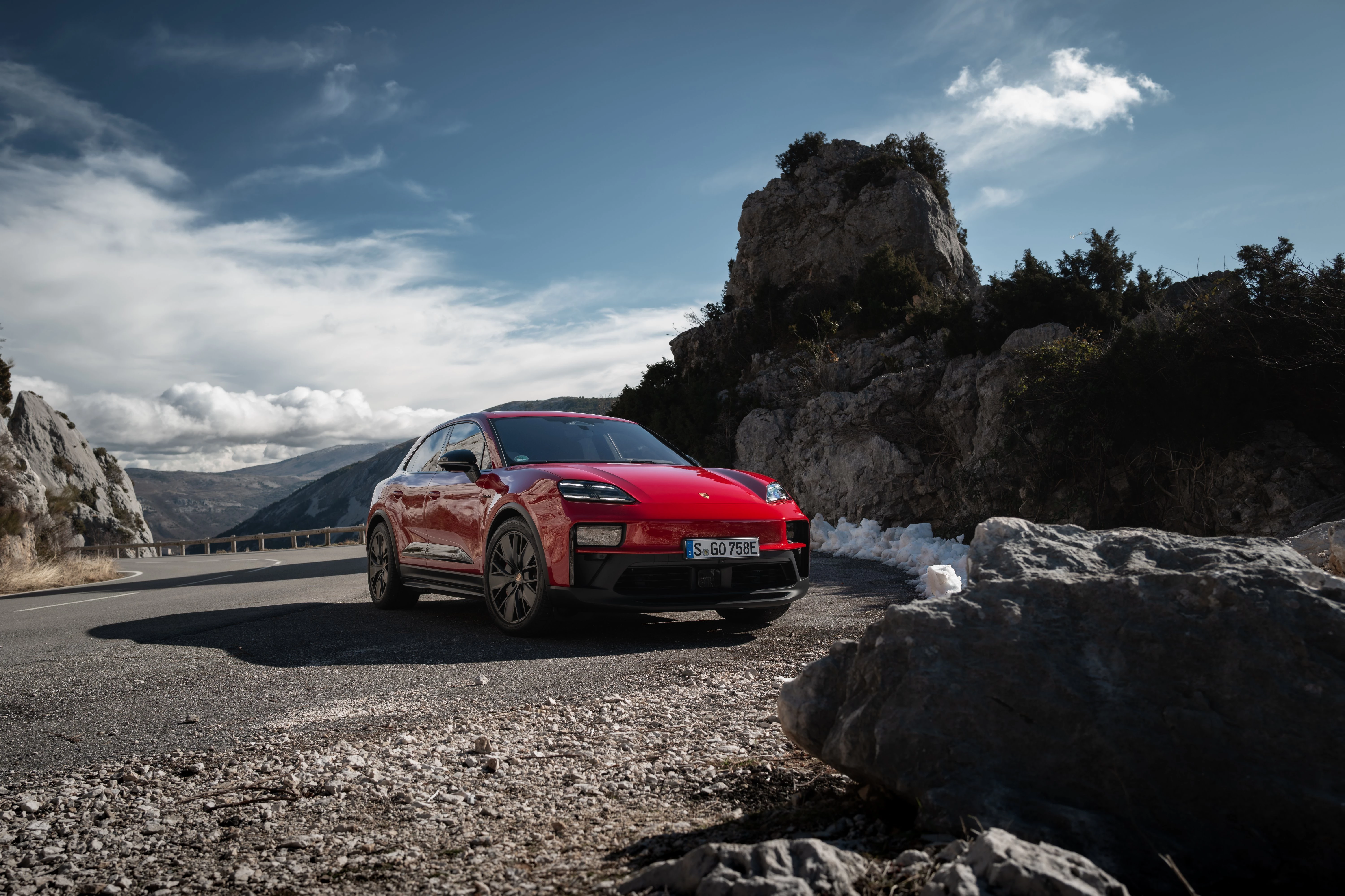 Macan GTS в дії: захопливий електрокар — огляд від редакторки Vogue UA
0