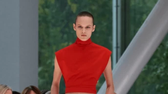 Топ-9 стильних замінників звичайній білій футболці цієї весни.