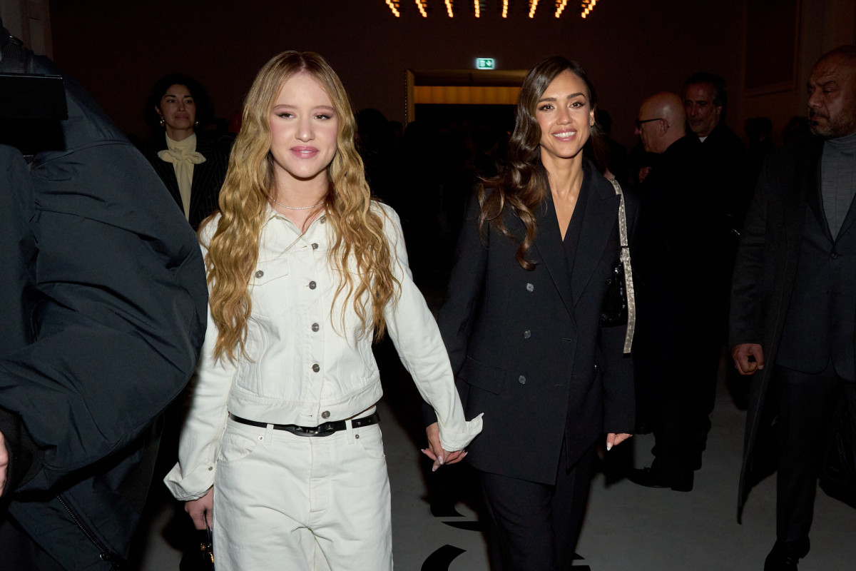 Які знаменитості відвідали дефіле Fendi на честь першої колекції Марії Грації К'юрі?
1