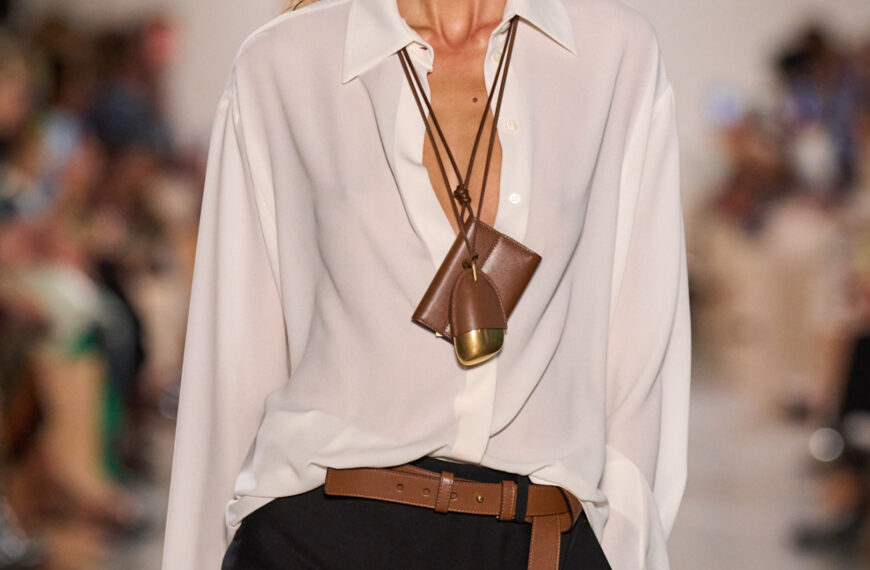 Перехід на шию: шарфи замість оздоблення сумок