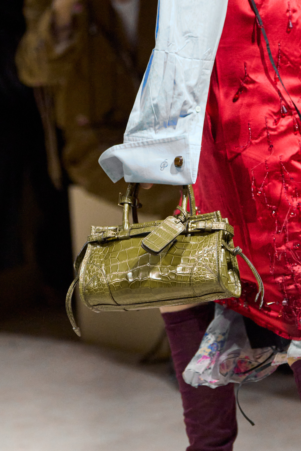 Пухнасті чоботи, розшиті шкарпетки та сумки з крокодилячої шкіри: які аксесуари Prada будуть в тренді цього сезону серед модниць
2