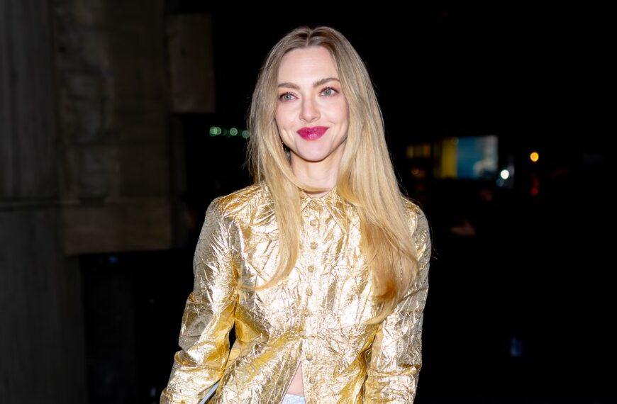 Аманда Сейфрід виступає за небесно-блакитне та жовте золото на показі…