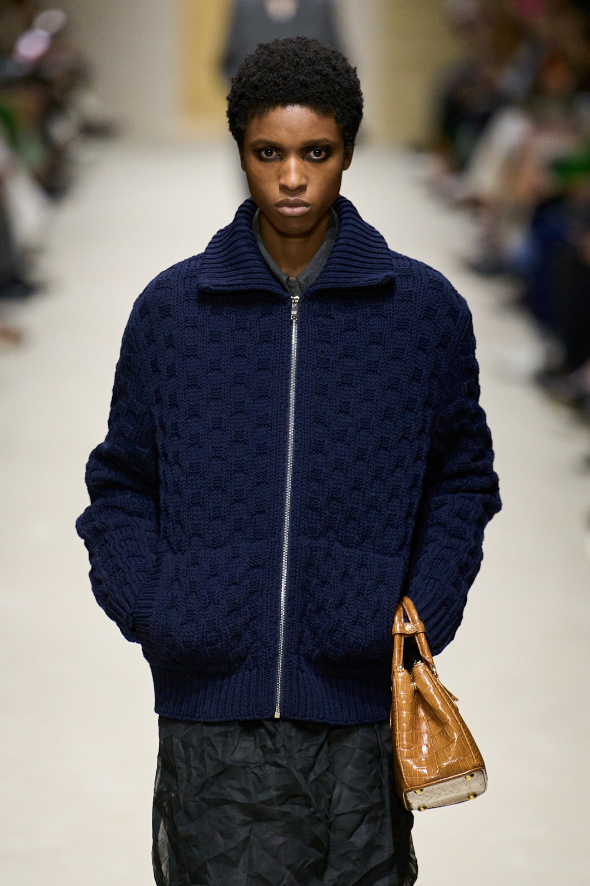 Prada змінила канони дефіле: 15 моделей, 15 луків, 60 варіацій.
10