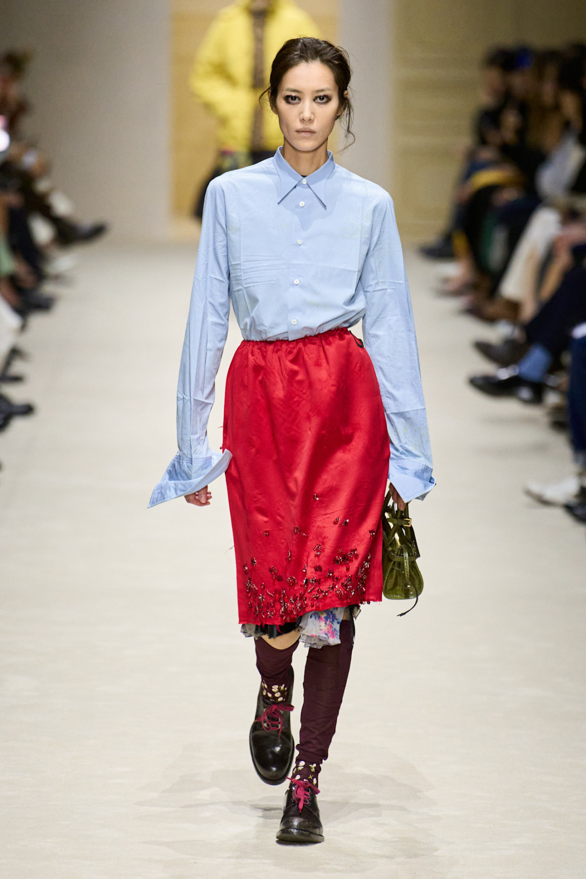 Prada змінила канони дефіле: 15 моделей, 15 луків, 60 варіацій.
8