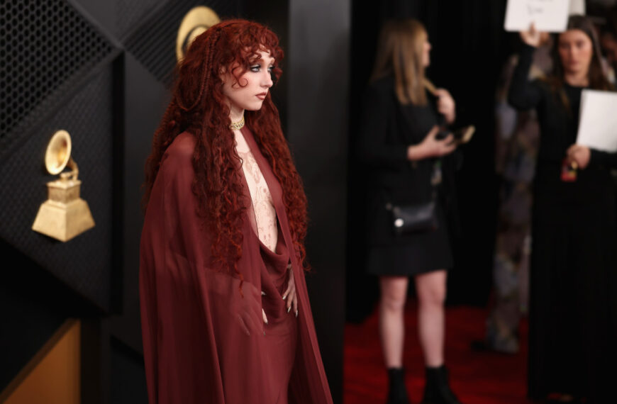 Вбрання Chappell Roan на “Греммі-2026”: скандальний образ, що викликав фурор…