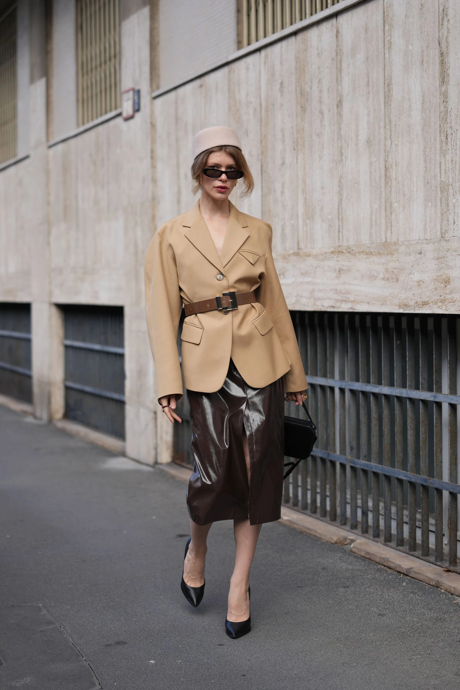 Блискуча спідниця: обов'язковий елемент твого гардеробу в цьому сезоні.
9