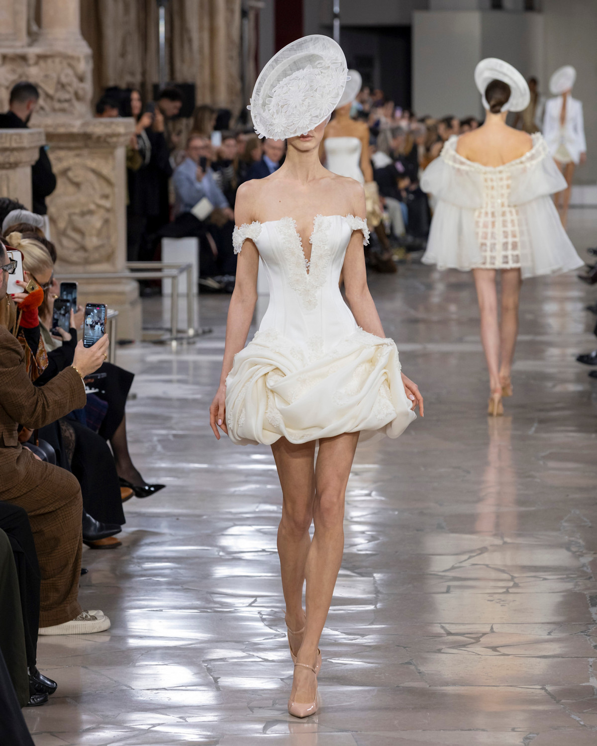 Ключові віяння весільних вбрань з Паризького тижня високої моди
8