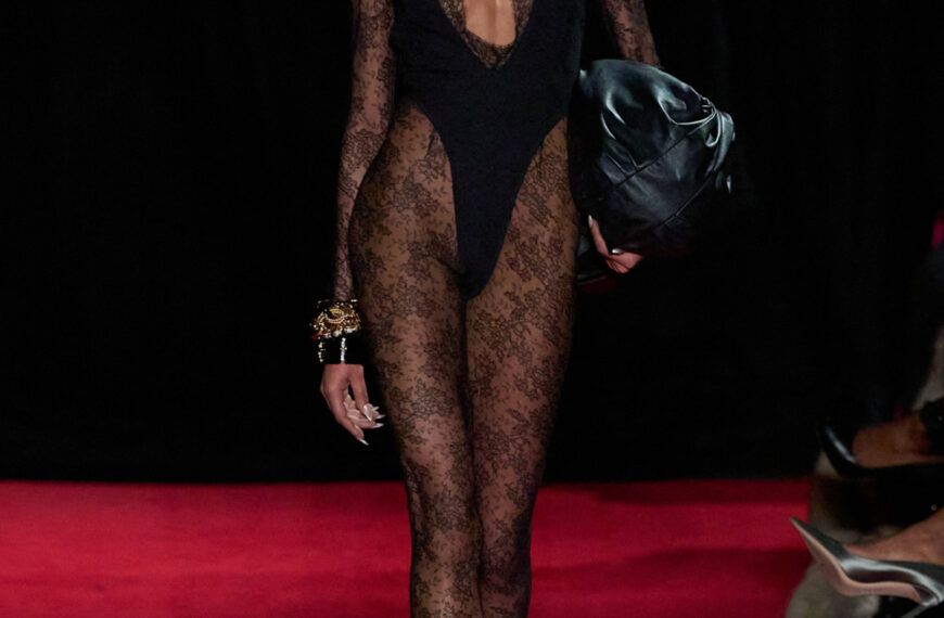 Відверті сукні з нью-йоркських показів: які моделі оберуть знаменитості?