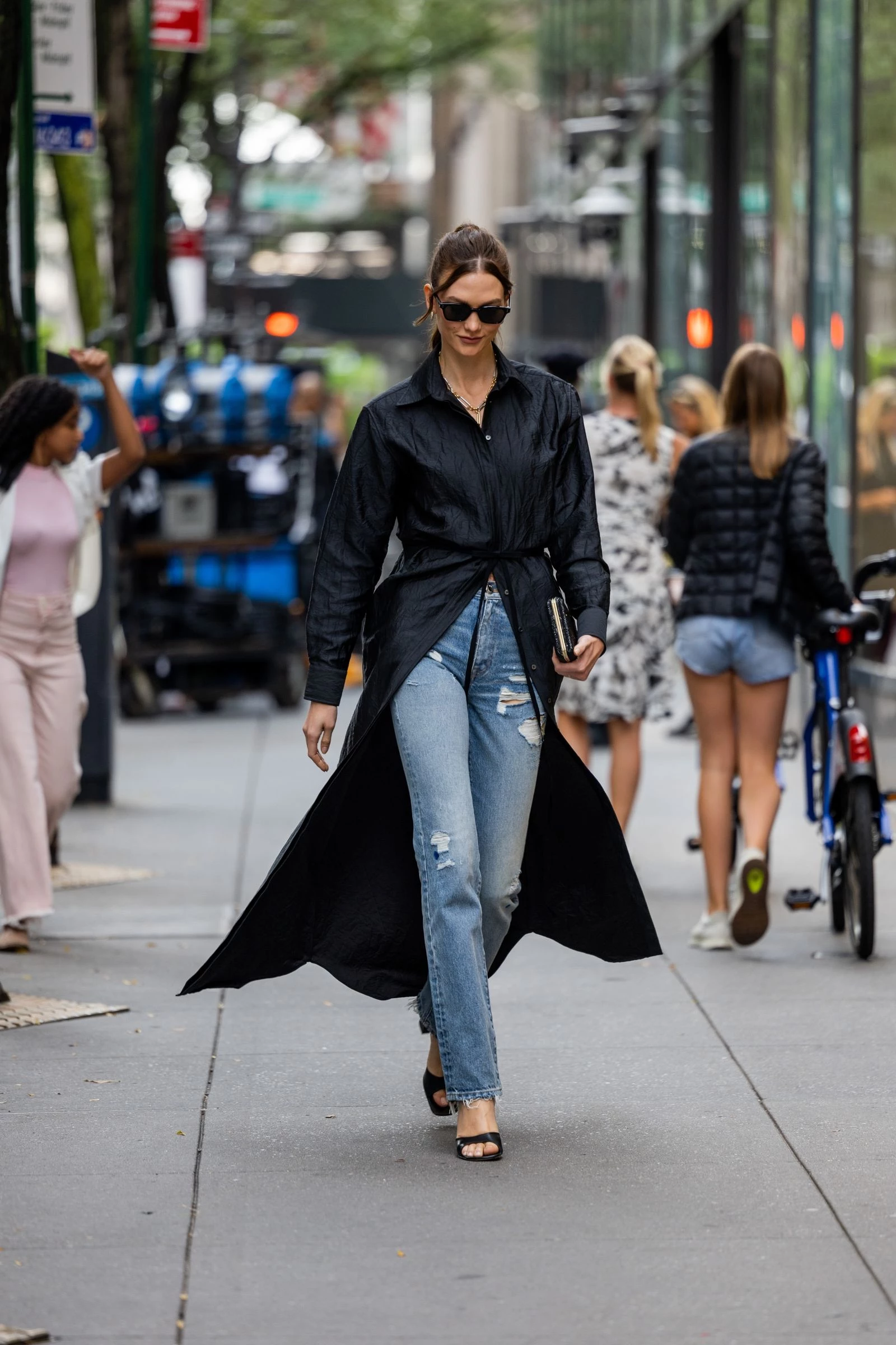 Dress-shirt plus slim jeans: hot combo for '26
1