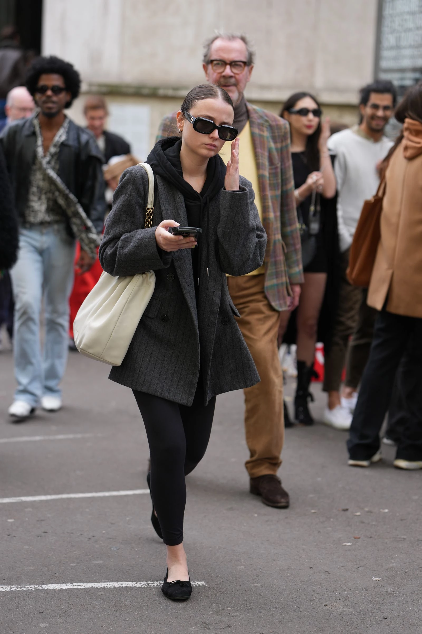 Модні луки з балетками у 2026: трендові комбінації
3