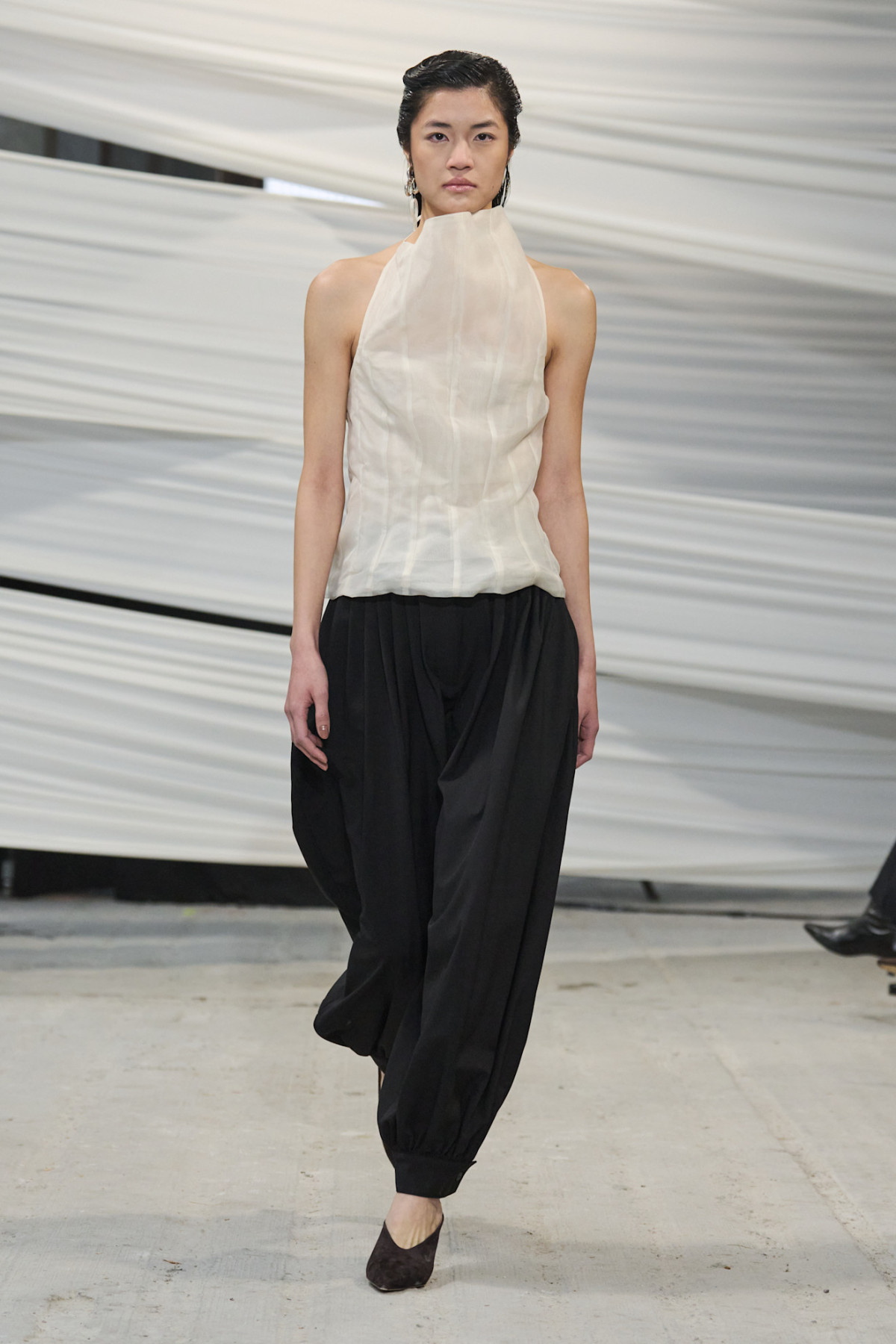 Штани-банани з резинкою знизу: стильні поєднання весняного сезону
10