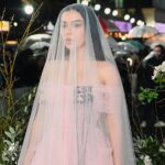 Чарлі XCX перетворилася на готичну наречену на лондонській прем'єрі фільму “Грозовий перевал”