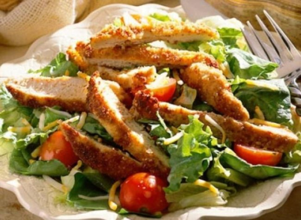 Куди покласти курячу грудку? У ніжний салат.