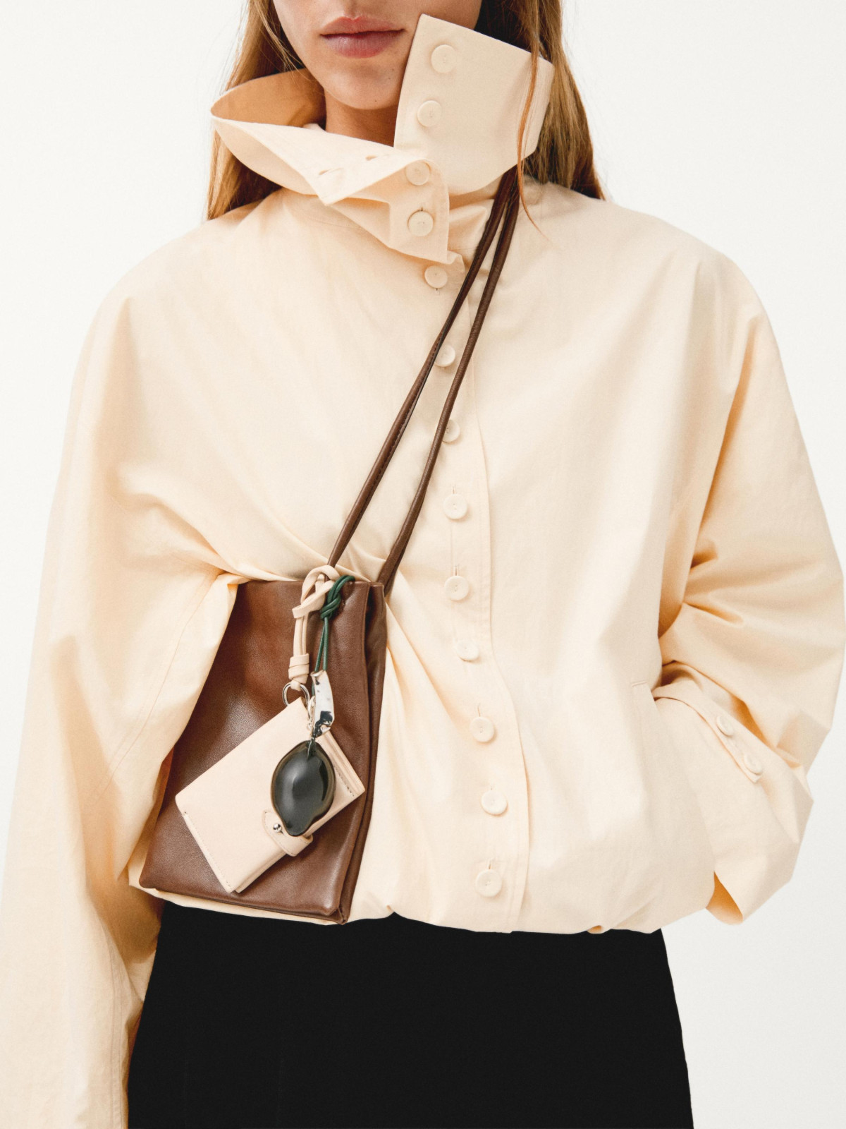 Перехід на шию: шарфи замість оздоблення сумок
11