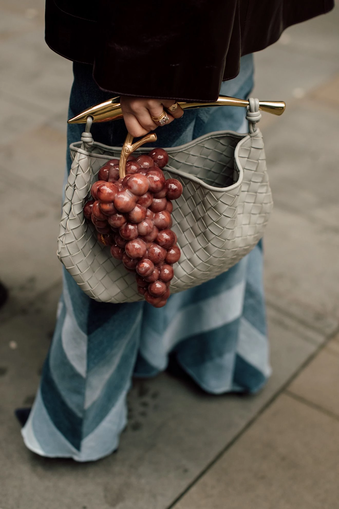 Найбільш обговорювані сумки з модних показів: стиль переважає функціональність.
0