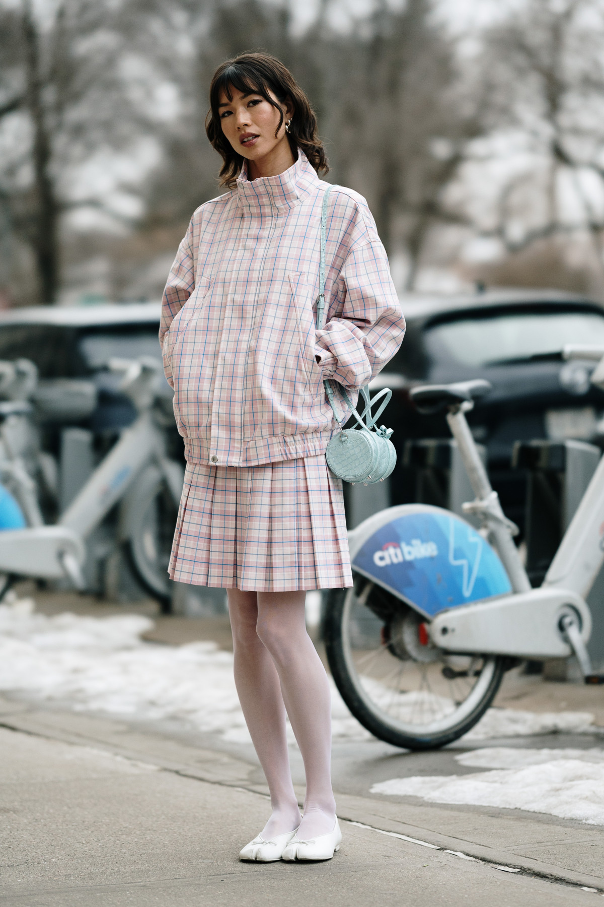 Весняний шик: 28 зразків взуття в стилі мешканців Нью-Йорка, які вже в тренді
9