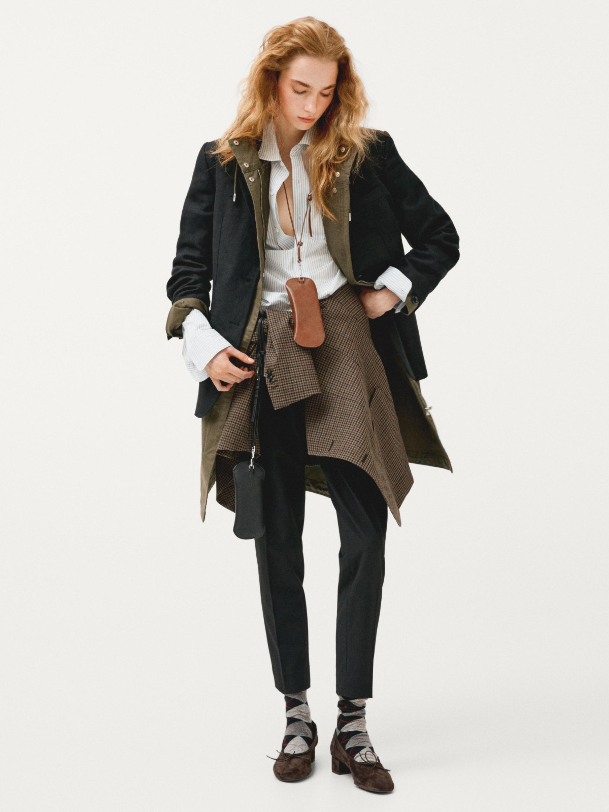 Перехід на шию: шарфи замість оздоблення сумок
12