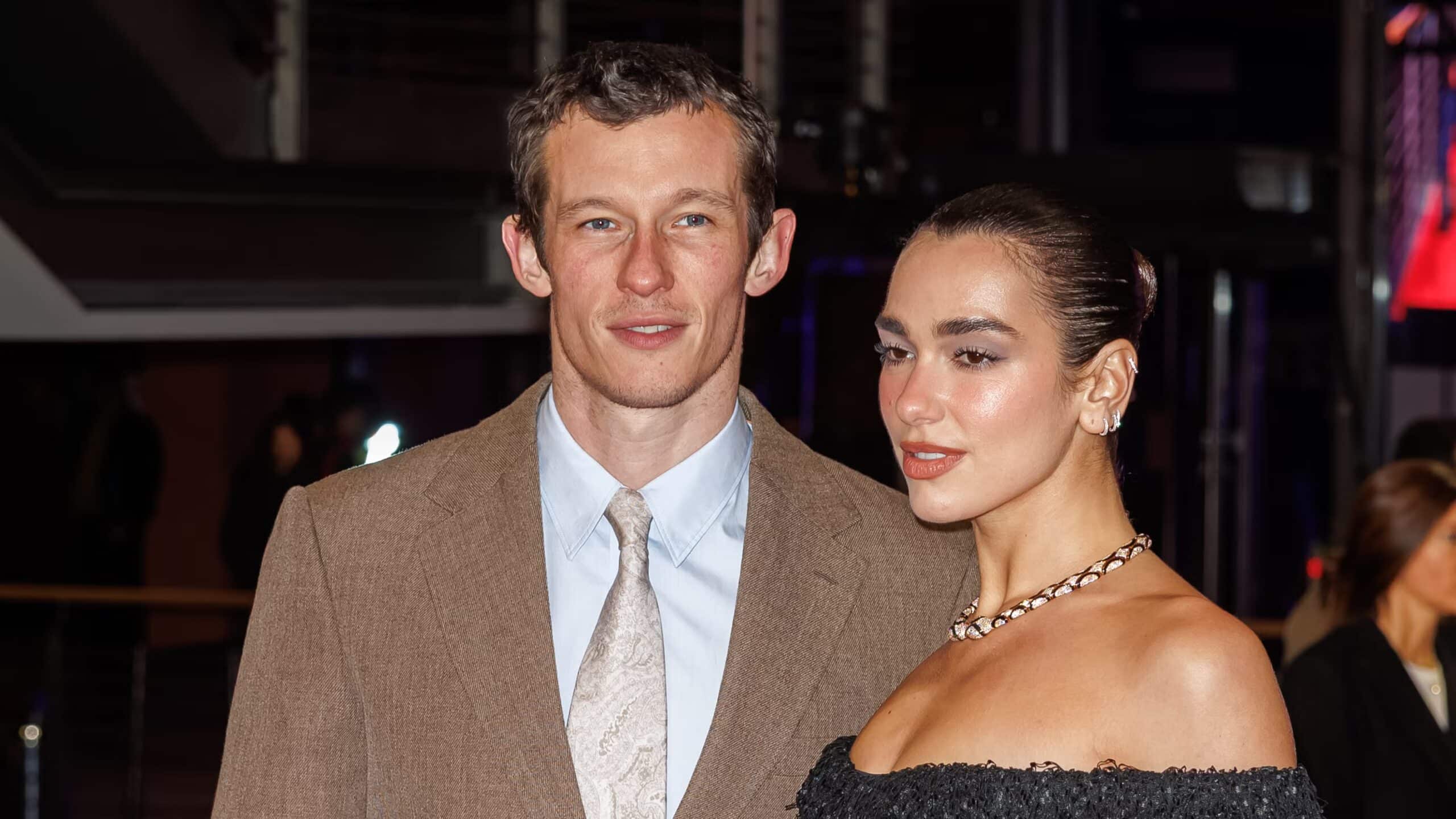 Дуа Ліпа вдягнула прозору сукню Chanel на Берлінський кінофестиваль разом з Каллумом Тернером