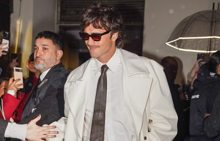 Джейкоб Елорді взяв тренд шкіряних краваток цього сезону та зробив…