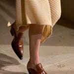 Брунатне взуття: модний експеримент цьогоріч.