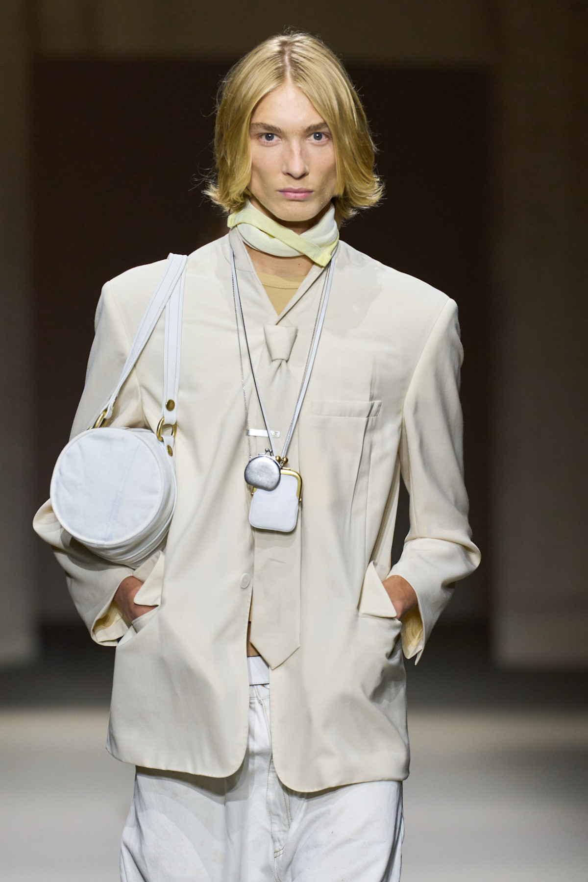 Перехід на шию: шарфи замість оздоблення сумок
1