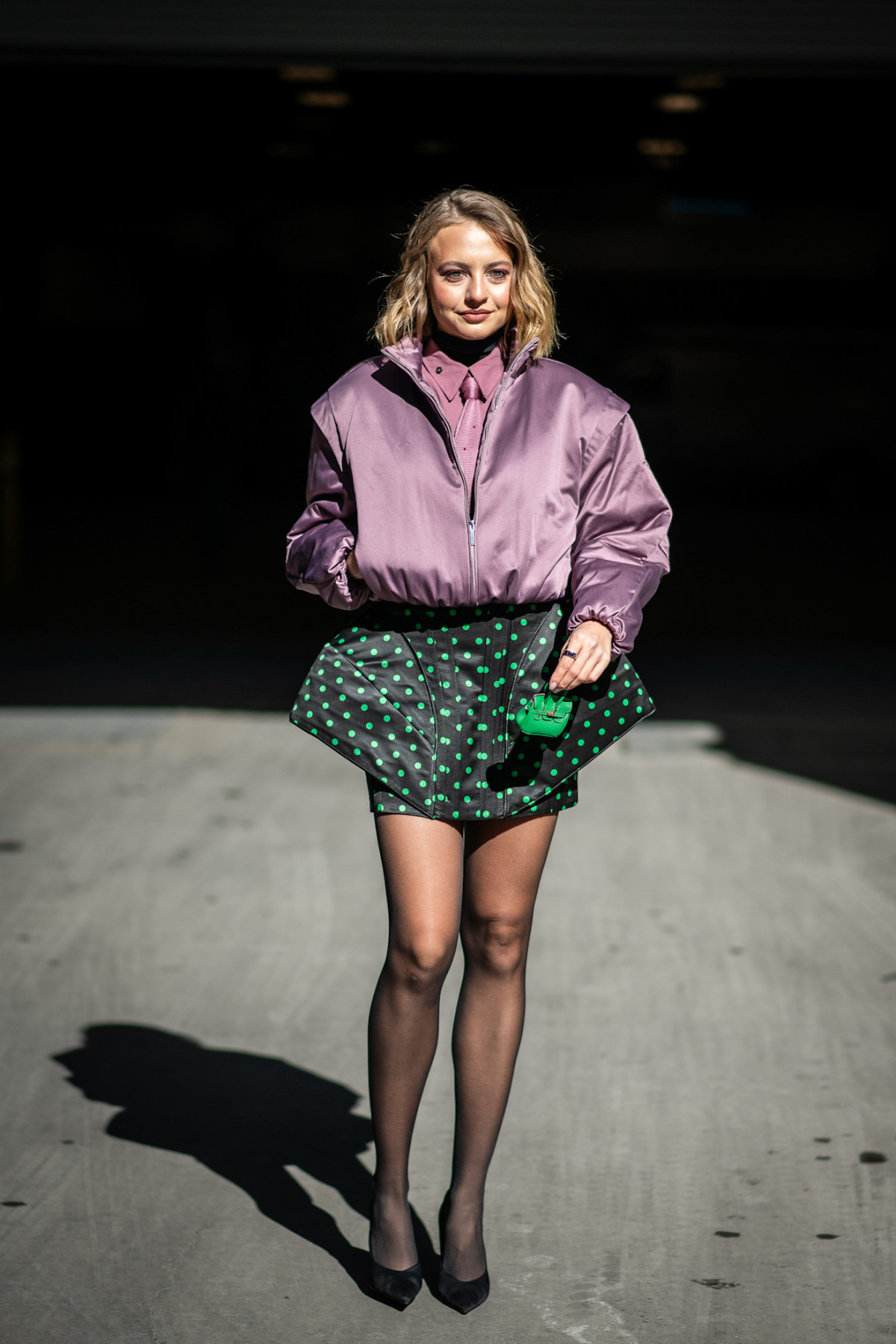 Цей атласний бомбер від Zara помітили на нью-йоркському фешн-віку.
2