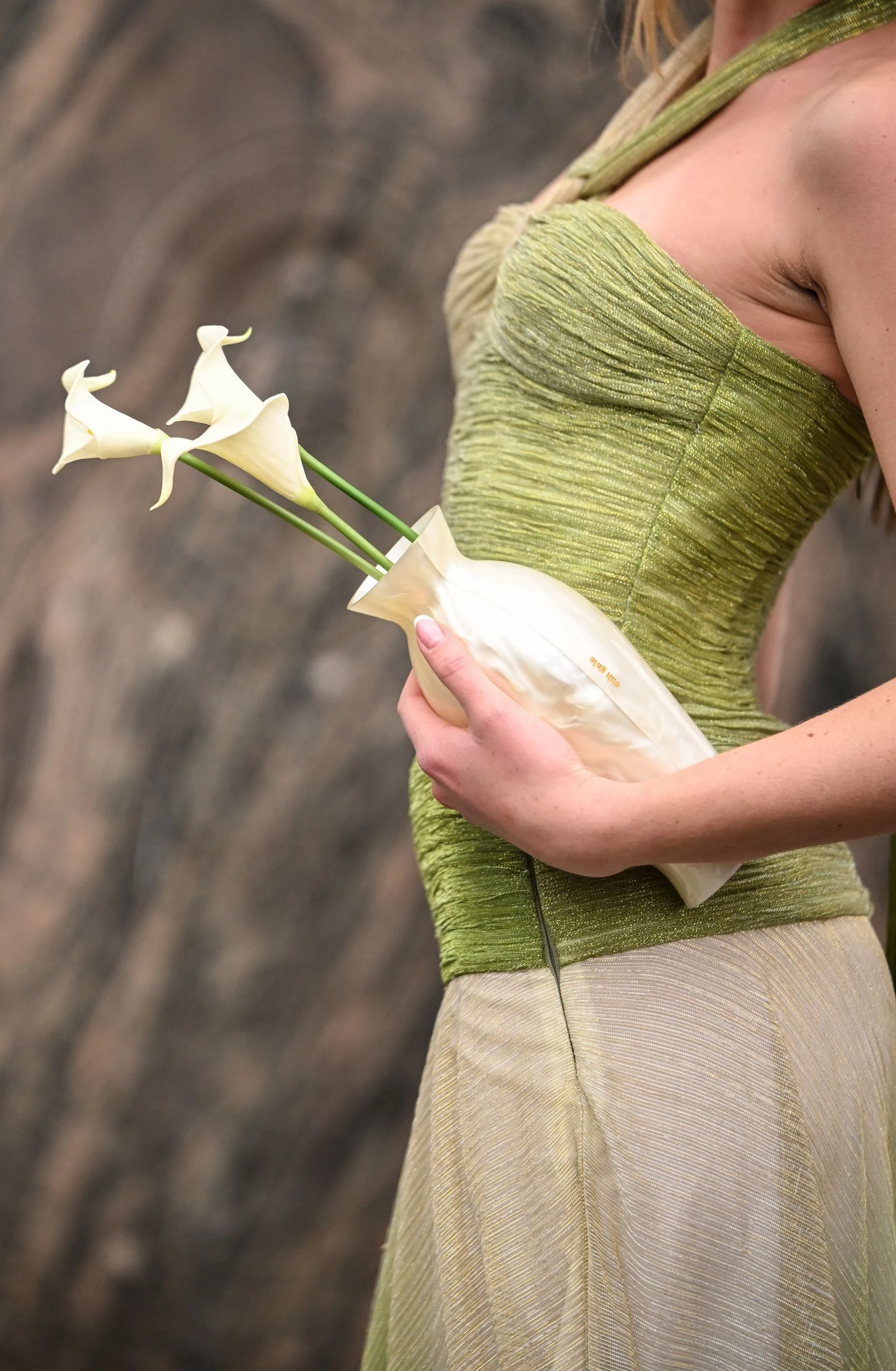 Найбільш обговорювані сумки з модних показів: стиль переважає функціональність.
5