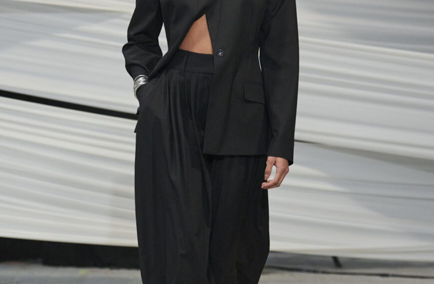 Штани-банани з резинкою знизу: стильні поєднання весняного сезону