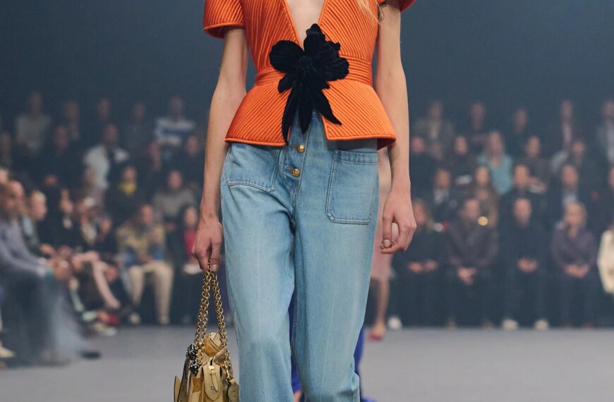 Баска-топ у стилі нульових: 4 стильні варіанти поєднань у 2026-му