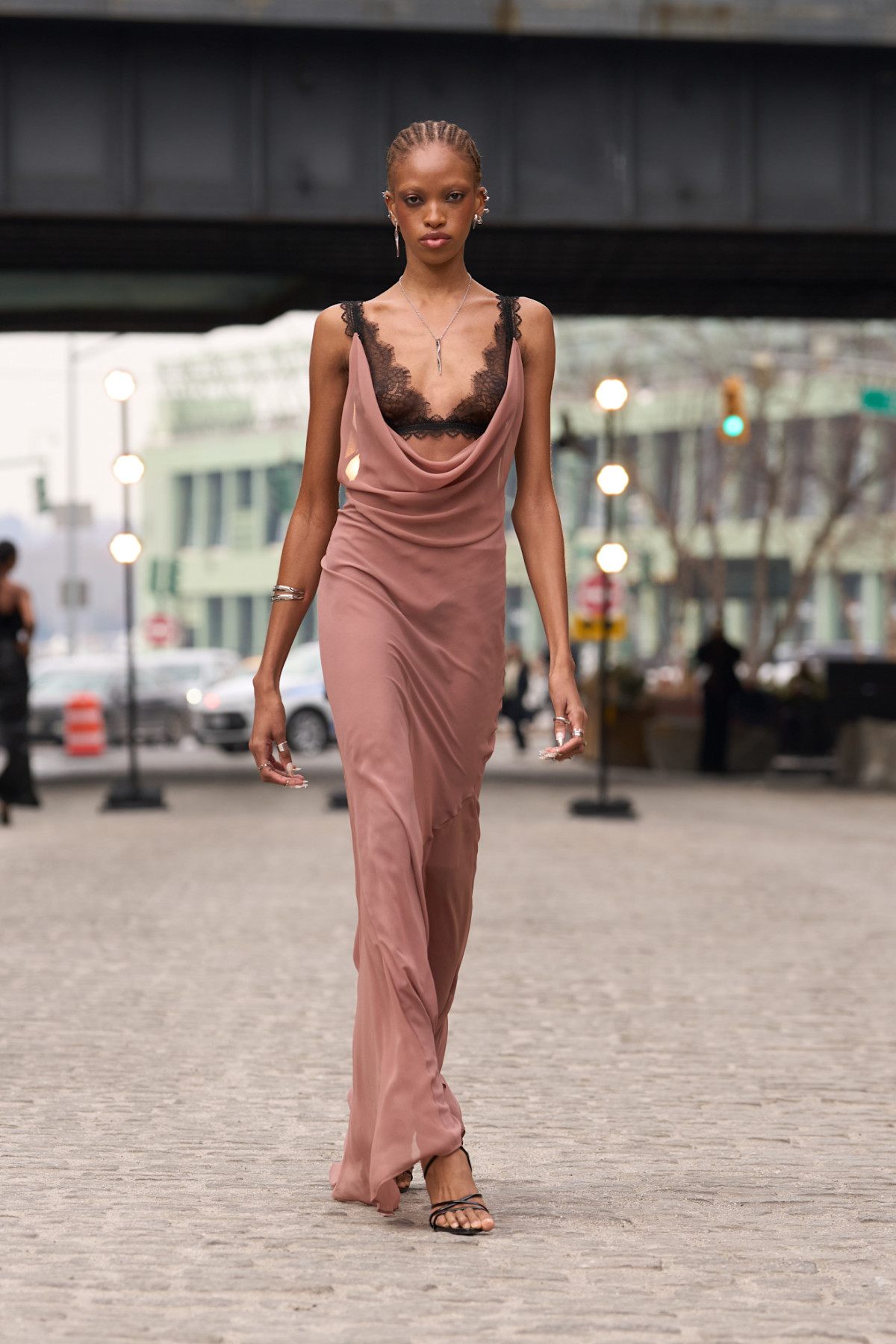 Відверті сукні з нью-йоркських показів: які моделі оберуть знаменитості?
7