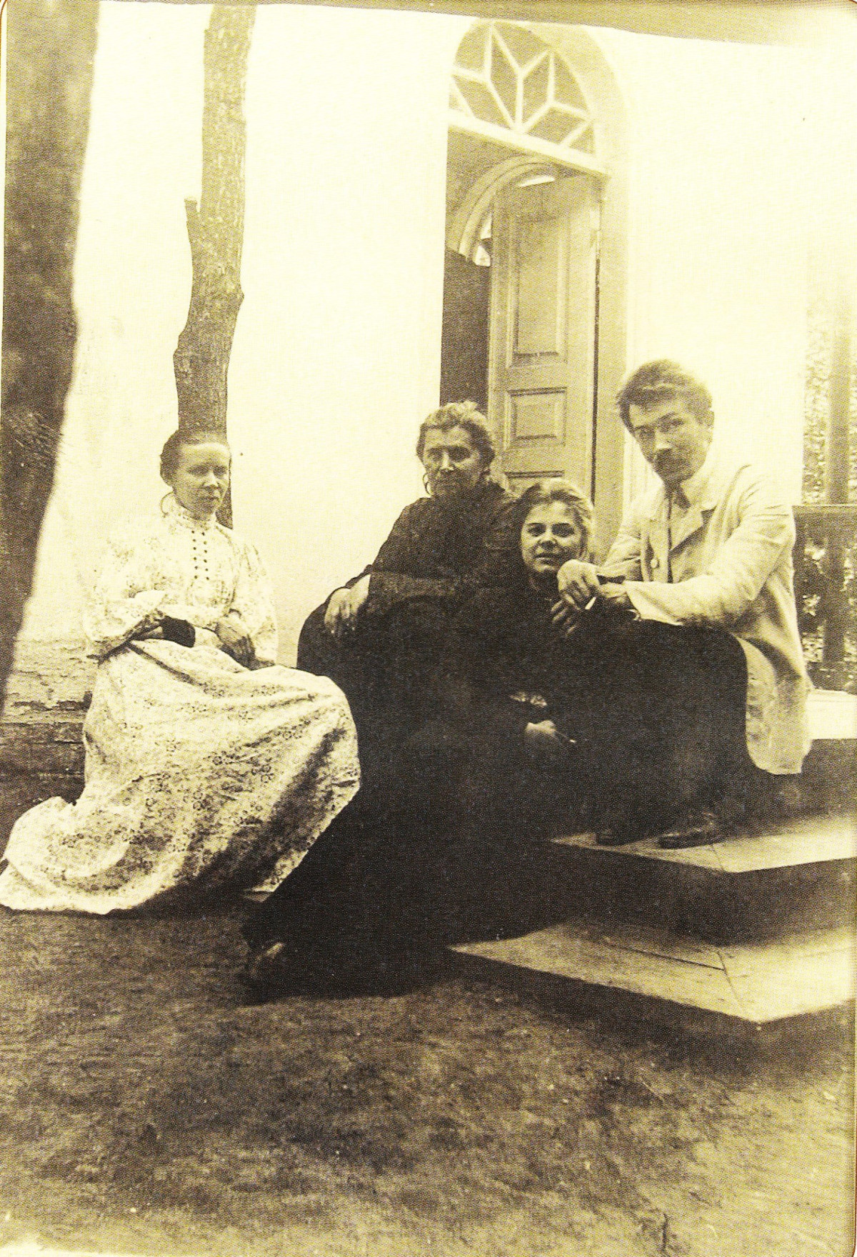 Леся Українка: майстриня голки та шанувальниця прекрасних матерій, мода як частина її життя.
5