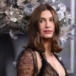 Нова хвиля прозорих вбрань: поради від Гейлі Бібер щодо трендового носіння у 2026-му