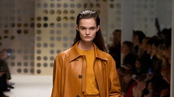 Яскрава шкіряна спідниця знову в тренді: 5 найстильніших варіантів