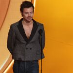 Гаррі Стайлз повертається на церемонію “Греммі” у блискучому піджаку з глибоким вбранням та без сорочки