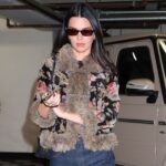 Кендалл Дженнер поєднала вінтажну куртку-дафл з джинсами для побачення з Кайлі за суші